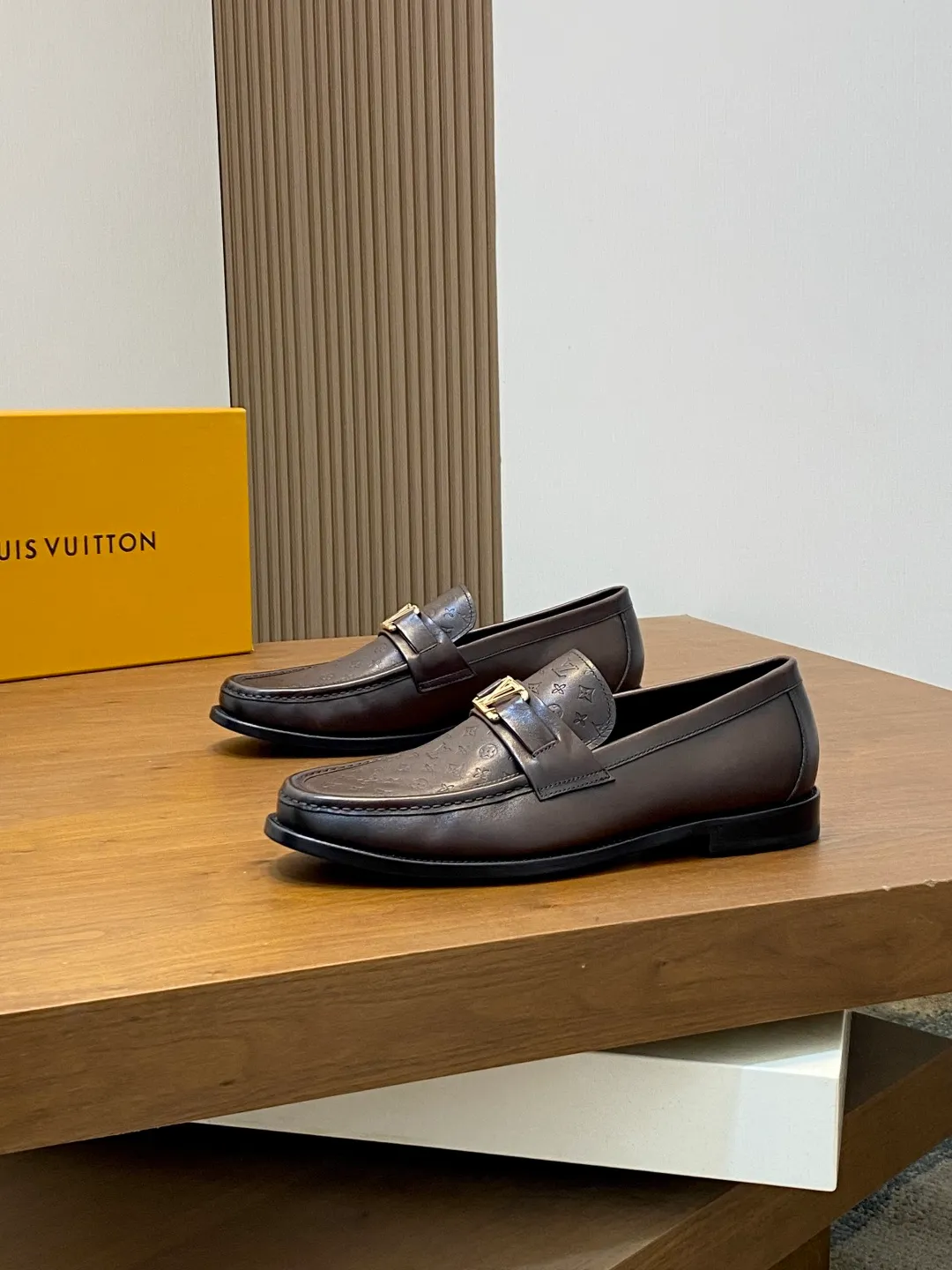 💰920 LV GLOVE slip-on loafers, top quality products produced in Guangzhou, ready for sale! These LV Glove loafers are made of selected soft crystal sheep leather. The leather surface has a slightly wrinkled texture and a very high-end texture. Each pair is unique. The leather surface is light and soft, with a delicate texture and good luster. It is a classic loafer style, with exquisite handmade mark stitching on the toe, and a square toe configuration to highlight the classic style. The horizontal band has hot-printed LV three-dimensional letters, semi-solid handcrafts and a genuine leather outsole, and a rubber patch on the heel to create wear-resistant performance and comfort. One of the must-have loafers for men! Comes with full original packaging! Code number: 39-40-41-42-43-44 (45 customized) standard leather shoe code